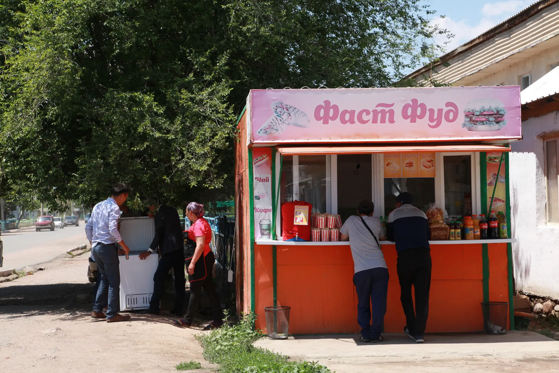 Lokalny bar przy drodze w Kirgistanie